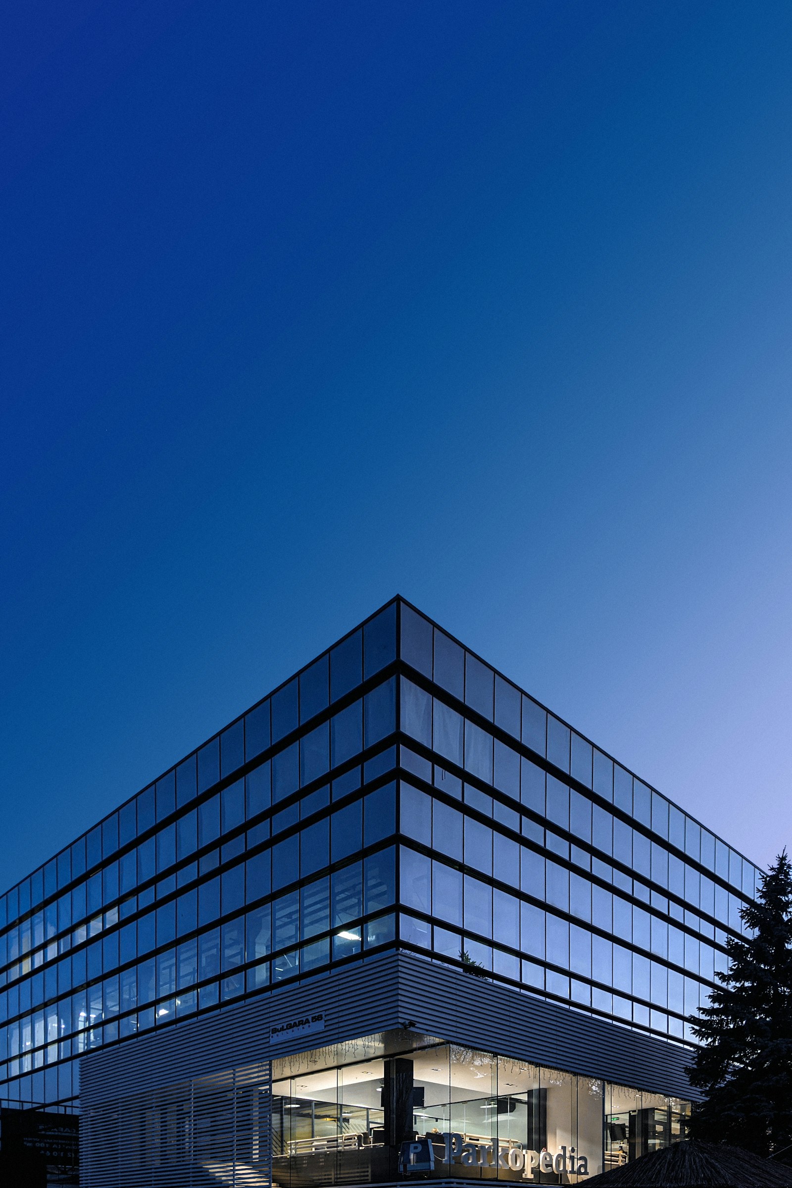 Glass business center in Buenos Aires with executive offices